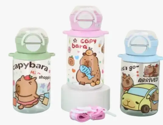 Set de tres botilitas infantiles de plástico transparente con tapa de rosca y pajilla. Se muestran en colores verde, rosado y azul con ilustraciones de capibaras.