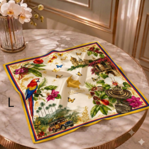 Pañoleta cuadrada de seda crema, de 70x70 cm, con diseño estampado de loro, sombrero vueltiao y arquitectura colombiana.