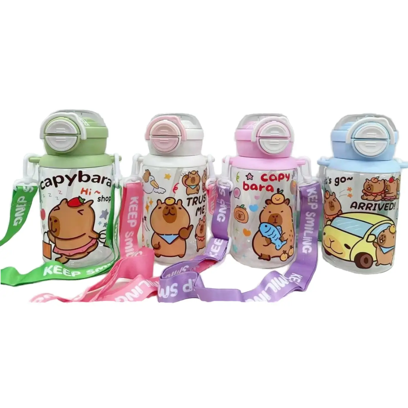 Set de cuatro botilitos infantiles de plástico con diseños de capibara, pajilla, tapa con botón y correa ajustable en colores verde, blanco, rosado y azul.