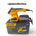 Lijadora eléctrica PRTOOL Power amarilla de mano sobre su caja gris con colector de polvo transparente y cable de alimentación negro.