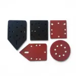 Cinco hojas de lija para herramienta eléctrica en negro y rojo con diferentes formas, incluyendo redonda, cuadrada y triangular con perforaciones.