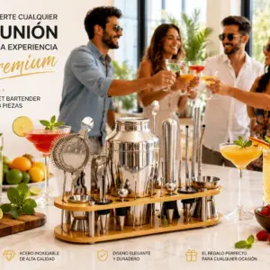 Set de coctelería de 23 piezas en acero inoxidable con base de bambú organizadora, coctelera, colador y accesorios sobre mesón de cocina.