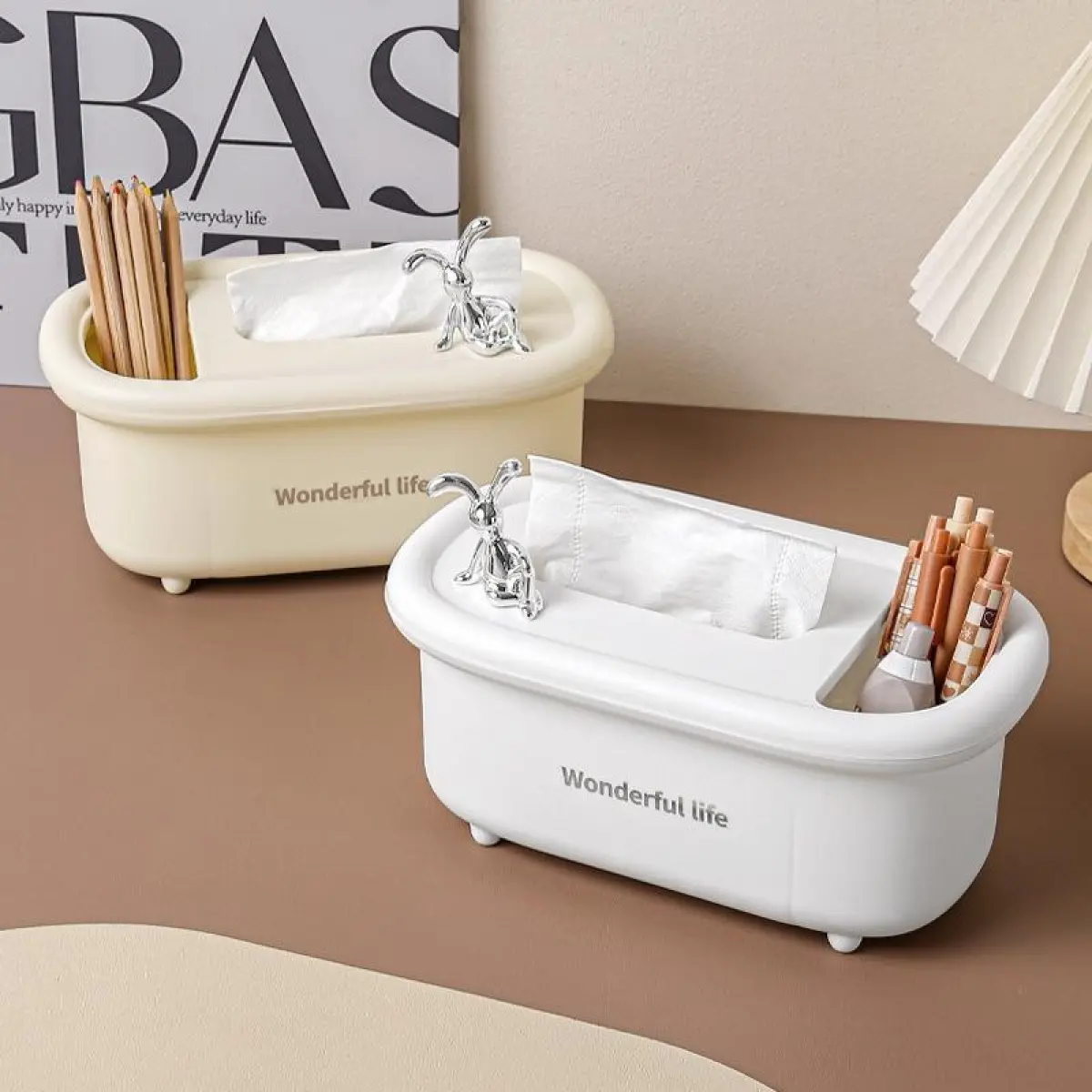 Dos organizadores multiusos de plástico polipropileno, uno blanco y otro beige, con diseño de tina, porta pañuelos, lapicero y detalle de conejito plateado.