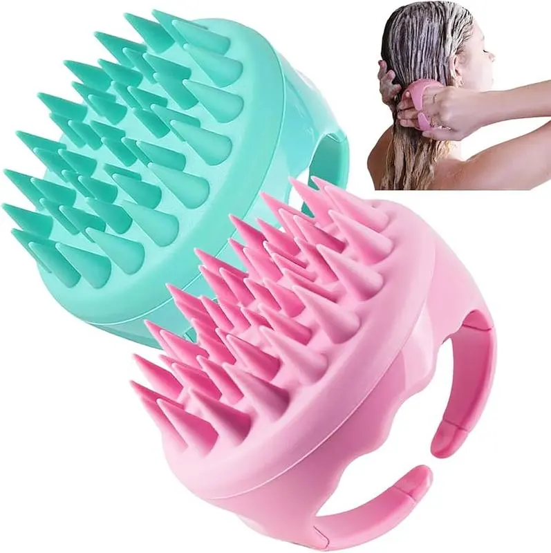Set de dos cepillos masajeadores de silicona para cuero cabelludo en colores verde y rosa, con cerdas flexibles y mango ergonómico para uso en la ducha.