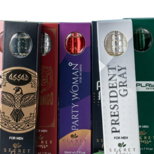 Colección de seis perfumes en aceite Secret Rousse de 50ml, con envases rectangulares de colores variados y esferas decorativas en la parte superior.