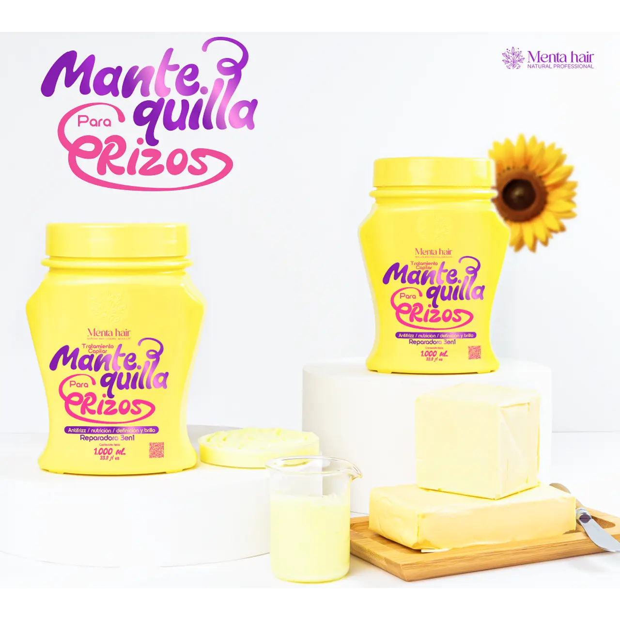 Dos tarros amarillos de mantequilla para rizos de 1000 ml sobre pedestales blancos, acompañados de bloques de mantequilla real y girasol.