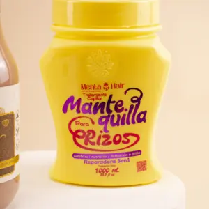Frasco amarillo de Mantequilla para Rizos Menta Hair de 1000 ml con tratamiento capilar reparador 3 en 1 para antifrizz, nutrición, definición y brillo.