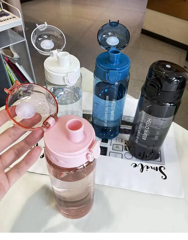 Cuatro botilitos deportivos reutilizables para agua con tapa de seguridad anti-derrames, en colores rosado, blanco, azul oscuro y negro.
