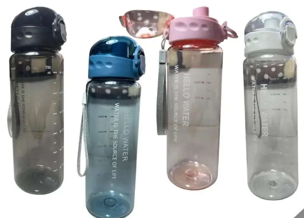Botilito deportivo reutilizable para agua en colores negro, azul, rosado y blanco con tapa de seguridad y correa.