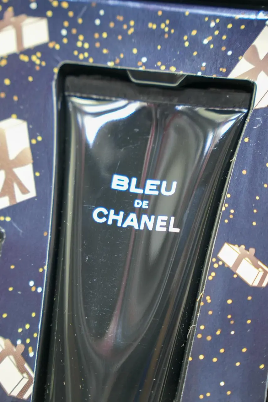 Set de Regalo Perfume Bleu de Chanel con Gel de Ducha - Proyecta sofisticación y confianza en tus eventos diarios