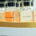 Estuche de lujo con botellas de perfume Louis Vuitton visibles, incluyendo las fragancias Heures d'Absence y Étoile Filante.