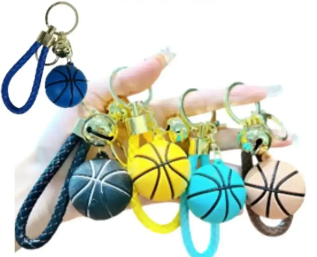 Llaveros deportivos de baloncesto en miniatura, surtidos en colores azul, negro, amarillo, turquesa y beige con correa trenzada.