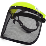 Careta de seguridad para jardinería con casco verde limón y visor de malla metálica negra, mostrando la banda de ajuste interna.