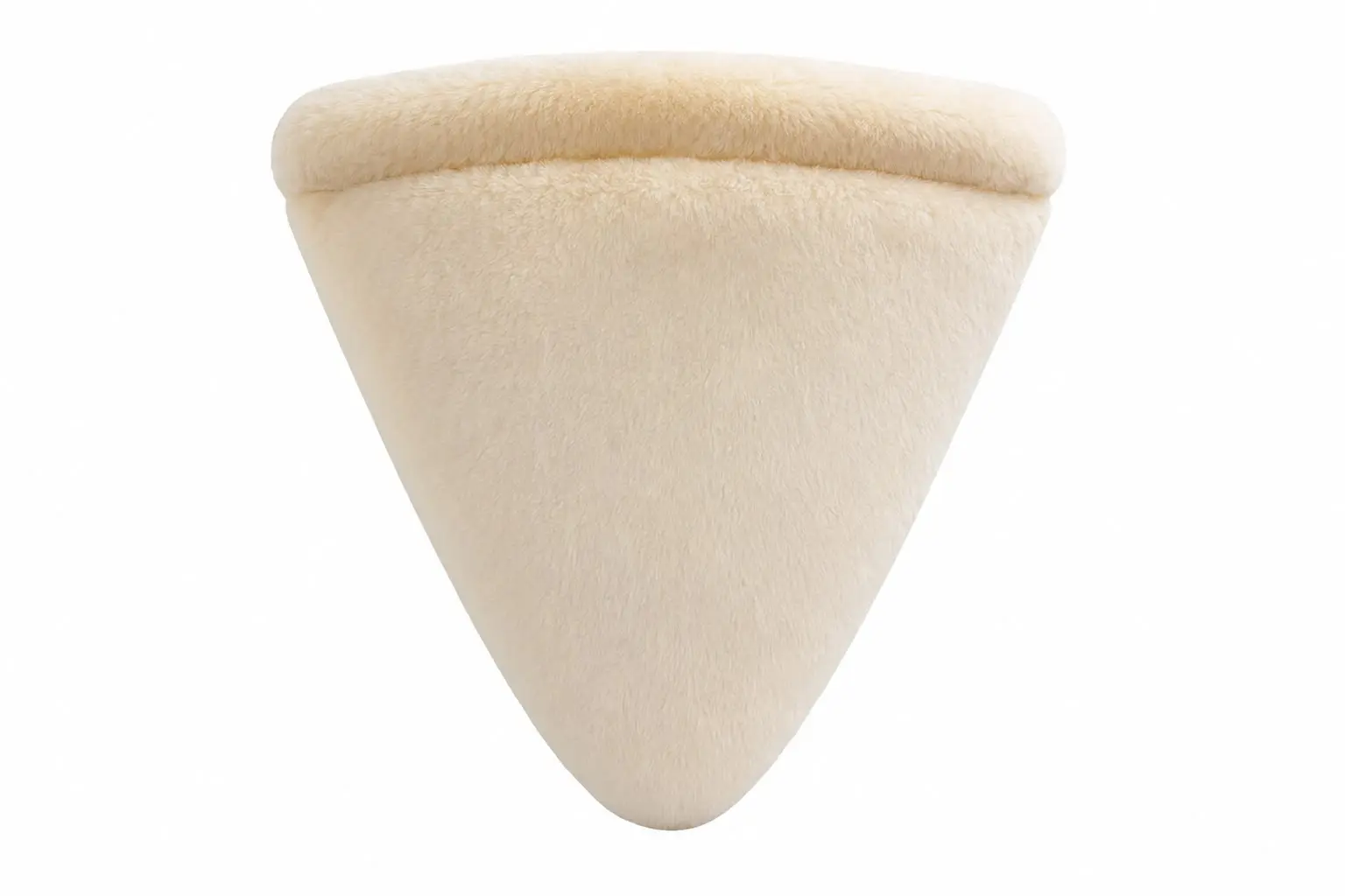 Porción de pizza decorativa de peluche color beige claro con textura suave y borde superior acolchado.