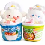 Dos peluches suaves de ramen kawaii, uno de mariscos azul y otro de tonkotsu verde, con figuras de fideos, huevo y camarón en su interior.
