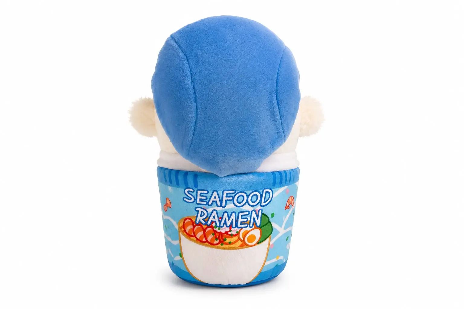 Peluche de ramen estilo kawaii con gorro azul, envase cilíndrico estampado con el texto Seafood Ramen, diseño de fideos, camarones y huevo cocido.