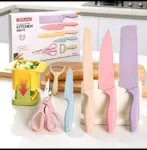 Set de cocina YIPLING de cuchillos de colores, tijeras, pelador y picador manual amarillo sobre encimera.