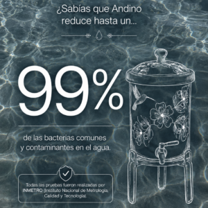 Texto sobre fondo de agua que indica la reducción del 99% de bacterias y contaminantes por Andino, junto a un dispensador de agua con flores.
