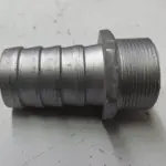 Conector rápido metálico plateado con extremo estriado para manguera y rosca macho, con sección hexagonal para sistemas de aire o agua.