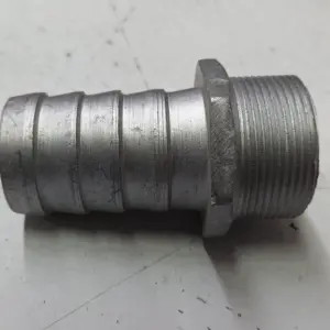 Conector rápido metálico plateado con extremo estriado para manguera y rosca macho, con sección hexagonal para sistemas de aire o agua.