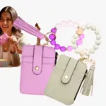 Carteras compactas con tarjetero y monedero en tonos lila y gris, incluyen pulsera de cuentas, borla decorativa y broche a presión metálico.