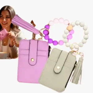 Carteras compactas con tarjetero y monedero en tonos lila y gris, incluyen pulsera de cuentas, borla decorativa y broche a presión metálico.