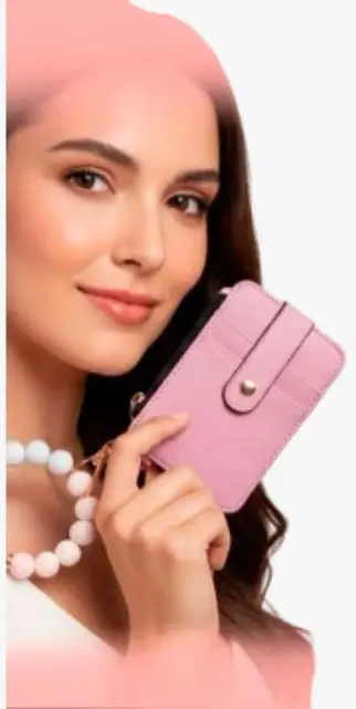 Mujer sostiene una cartera compacta color rosa con tarjetero, cierre de broche y pulsera de cuentas esféricas en tonos pastel para uso diario.