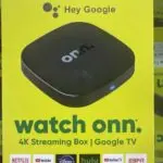 Dispositivo de streaming Onn 4K con control remoto blanco - Convierte tu televisor en un centro multimedia inteligente