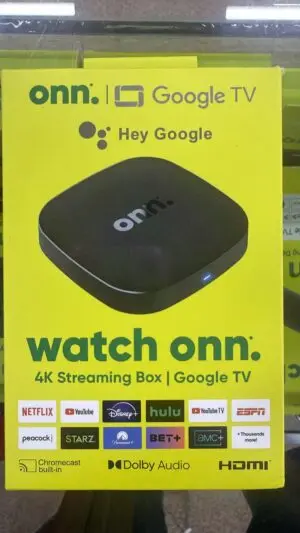 Dispositivo de streaming Onn 4K con control remoto blanco - Convierte tu televisor en un centro multimedia inteligente