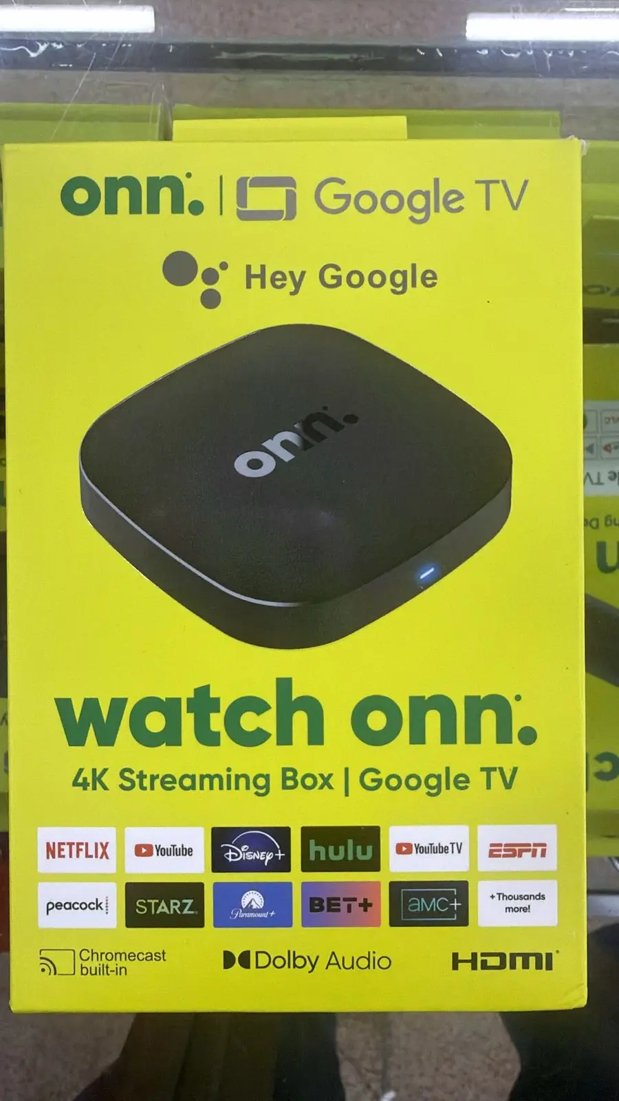 Dispositivo de streaming Onn 4K con control remoto blanco - Convierte tu televisor en un centro multimedia inteligente