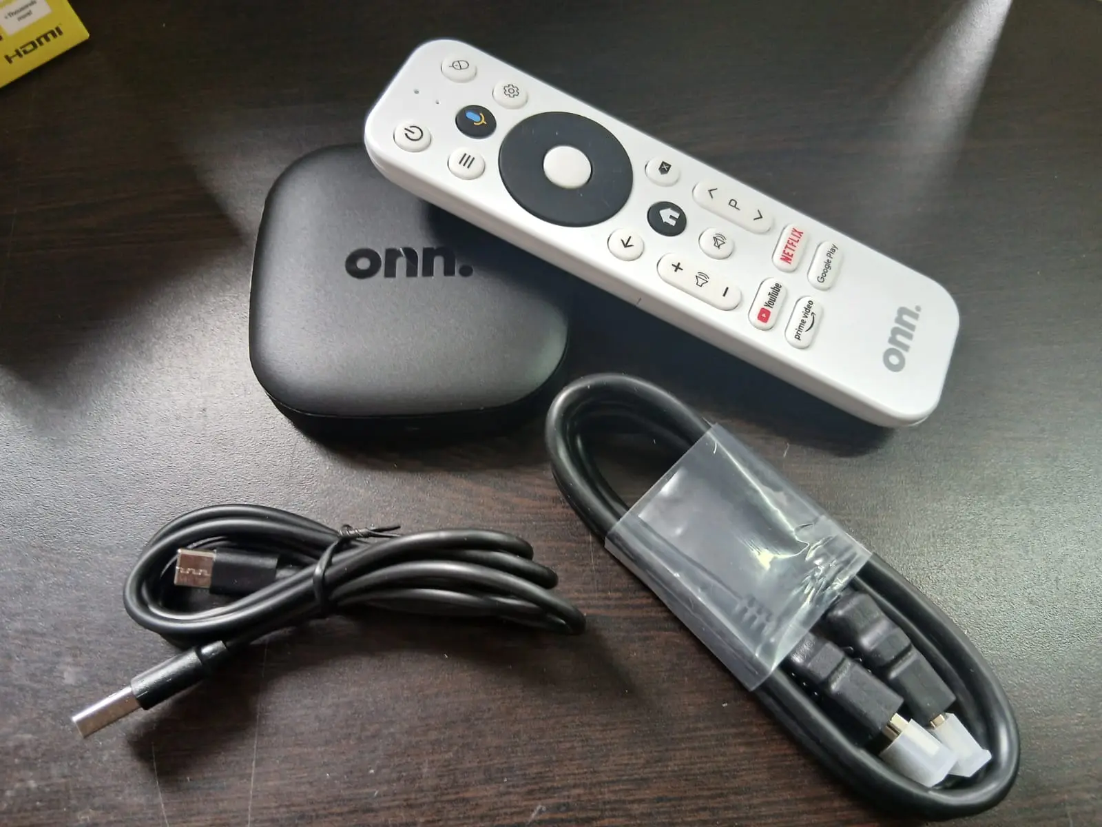 Dispositivo de streaming Onn 4K con control remoto blanco - Convierte tu televisor en un centro multimedia inteligente