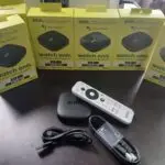Dispositivo de streaming Onn 4K con control remoto blanco - Convierte tu televisor en un centro multimedia inteligente - Imagen 2