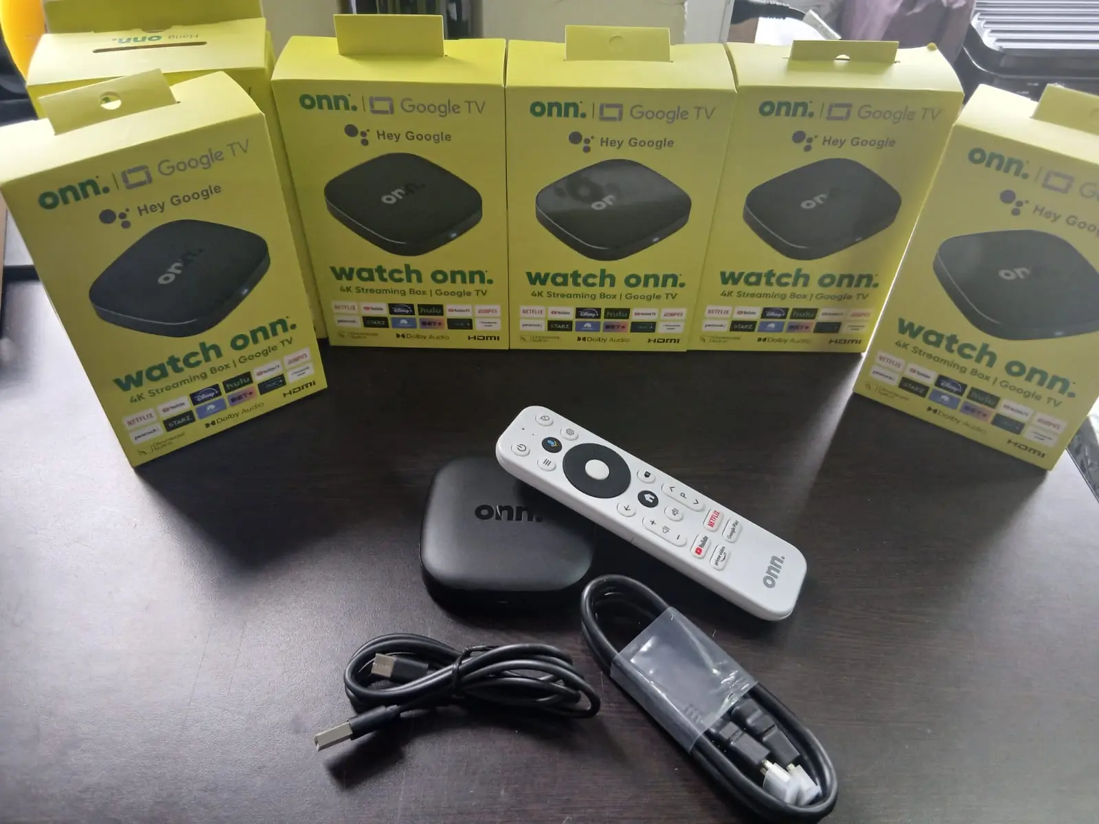 Dispositivo de streaming Onn 4K con control remoto blanco - Convierte tu televisor en un centro multimedia inteligente
