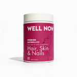 Frasco cilíndrico blanco con etiqueta fucsia de suplemento para cabello, piel y uñas Well Now, presentación de 60 cápsulas y diseño de perfil femenino.