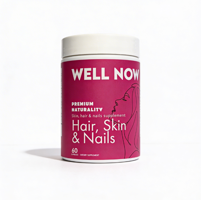 Frasco cilíndrico blanco con etiqueta fucsia de suplemento para cabello, piel y uñas Well Now, presentación de 60 cápsulas y diseño de perfil femenino.