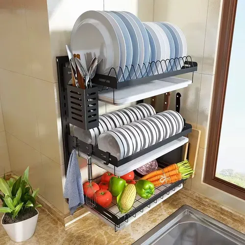 Escurridor colgante de loza negro de tres niveles con estantes para platos, cubiertos y canasta con vegetales, instalado sobre fregadero.