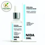 Sérum facial calmante de 30 ml con centella asiática y ácido hialurónico en frasco de vidrio transparente con gotero y caja blanca con detalles celestes.
