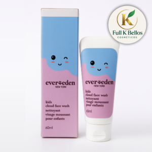 Caja y tubo de gel limpiador facial Ever Eden Kids de 60 ml con diseño de nube azul y rosa sobre fondo blanco.