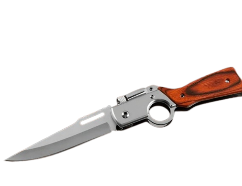 Cuchillo táctico plegable con mango de diseño de revólver, cuerpo metálico plateado y empuñadura de madera marrón sobre fondo negro.
