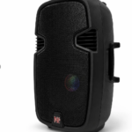 Parlante portátil Bluetooth negro con rejilla metálica, asa lateral integrada, luces LED y logotipo rojo en la base.