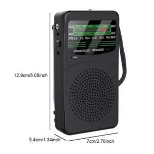 Radio de bolsillo negro portátil de 12.9 x 7 cm con bandas AM, FM y SW, pantalla analógica, parlante frontal circular y cordón de transporte.