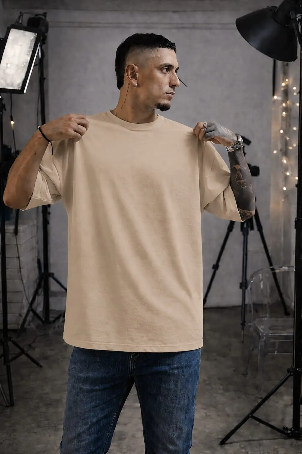 Camiseta oversize de algodón color beige en estudio, corte amplio y cuello redondo, uso casual.