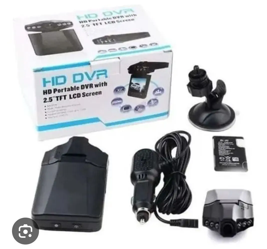 Cámara DVR para vehículo con pantalla de 2.5 pulgadas, incluye soporte de ventosa, cargador para encendedor, batería recargable y manual de usuario.