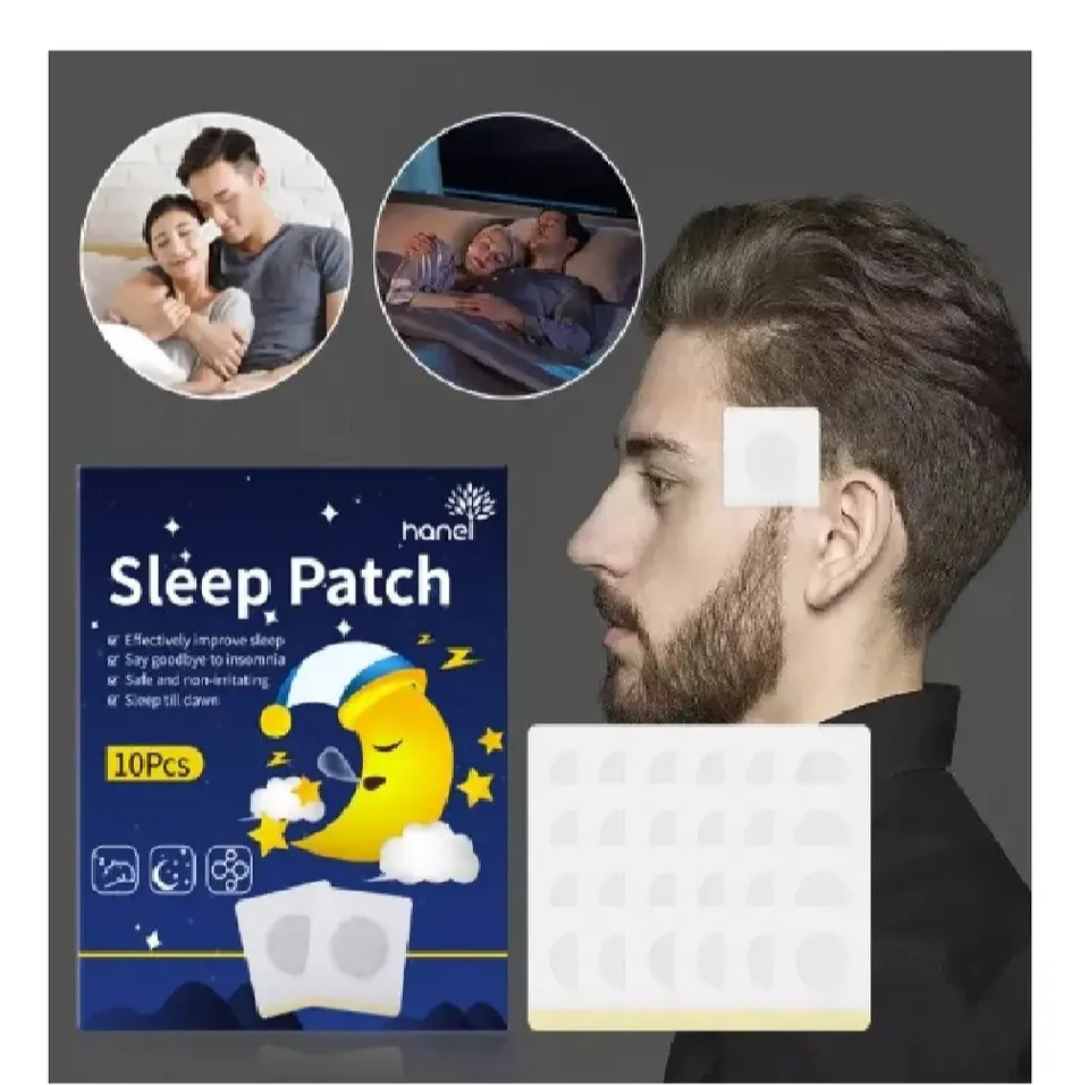 Parche para dormir rectangular blanco aplicado en la sien de un hombre, junto a caja azul de 10 piezas y lámina de parches desprendibles.