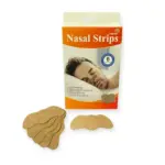 Caja de tiras nasales color marrón con de hombre durmiendo, e incluye un parche suelto junto a una pila de parches sobre fondo blanco.