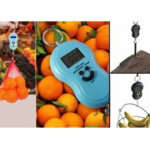 Set de dos básculas digitales portátiles, una azul y otra negra, con pantalla LCD y gancho para pesar equipaje, frutas o alimentos hasta 50 kg.