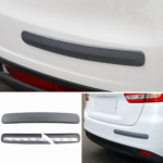 Protector de parachoques con textura de fibra de carbono negra, incluye adhesivo y muestra su aplicación en la parte trasera de un auto blanco.