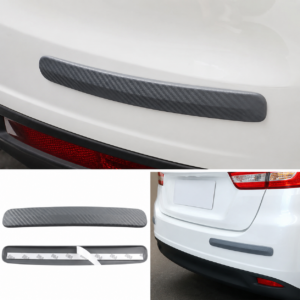 Protector de parachoques con textura de fibra de carbono negra, incluye adhesivo y muestra su aplicación en la parte trasera de un auto blanco.