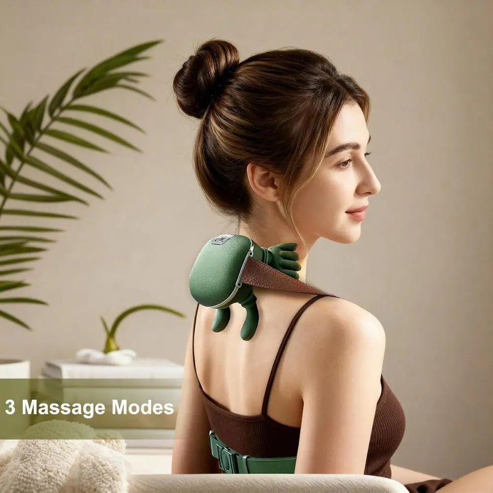 Mujer usa masajeador cervical inalámbrico verde oscuro con correas marrones en su espalda para aliviar dolor muscular.