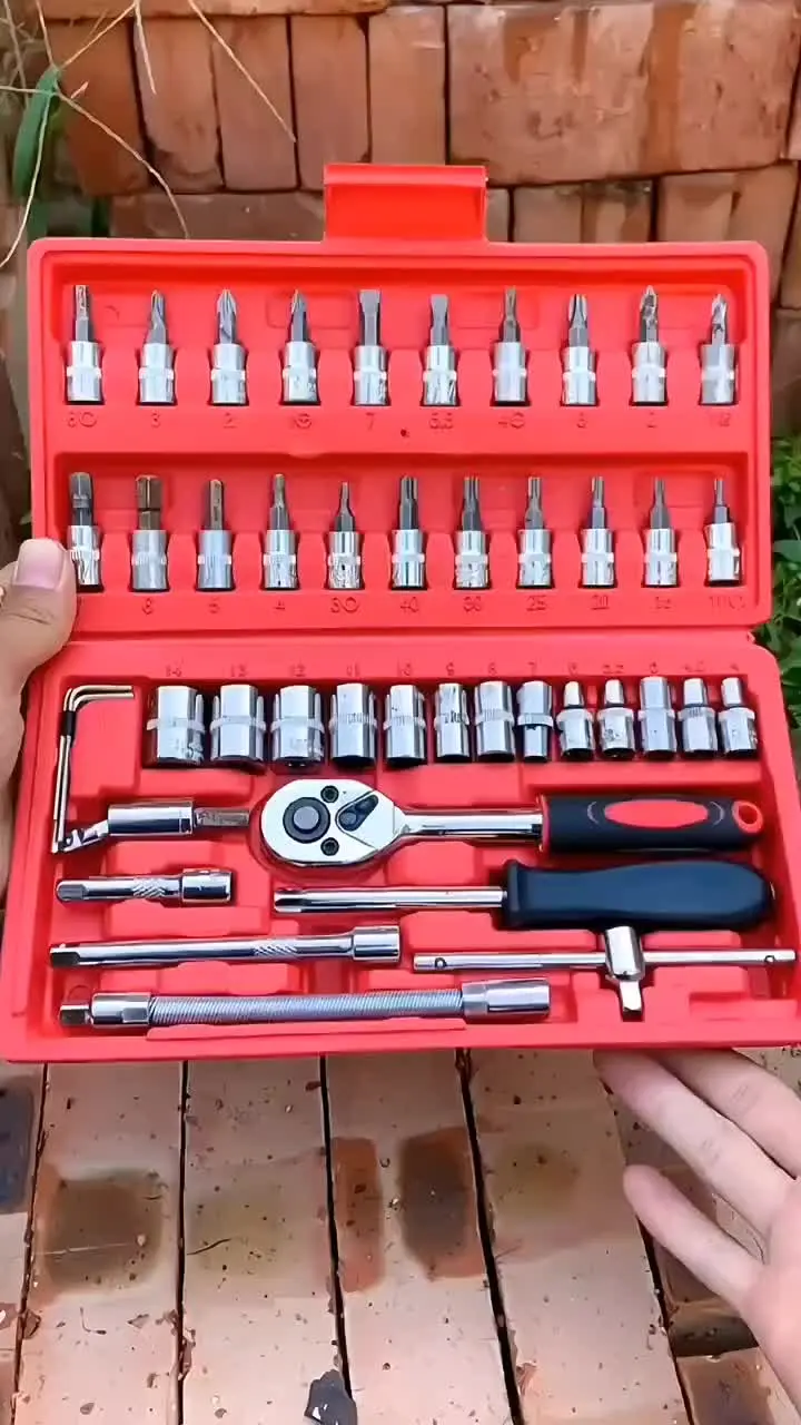 Maletín rojo abierto con set de 46 herramientas que incluye llaves de vaso, puntas de atornillado, mango giratorio, extensión flexible y llave de trinquete.
